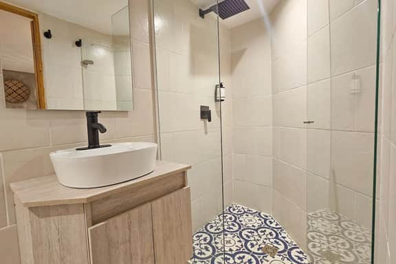 10 Bedroom Walled City - Rooftop, Staffed, Jacuzzi - Image 5