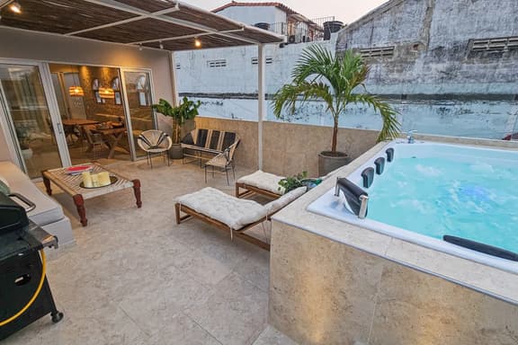 10 Bedroom Walled City - Rooftop, Staffed, Jacuzzi - Image 1
